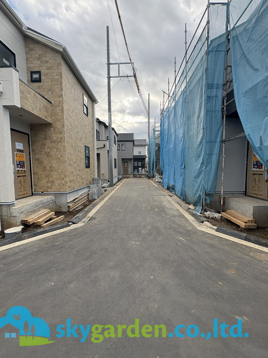 茅ヶ崎市円蔵2期　新築戸建　全5棟2号棟の前面道路含む現地写真