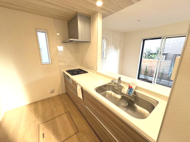 あきる野市引田　新築戸建全7棟のキッチン|料理をしながらでもご家族との会話を楽しめる対面キッチン