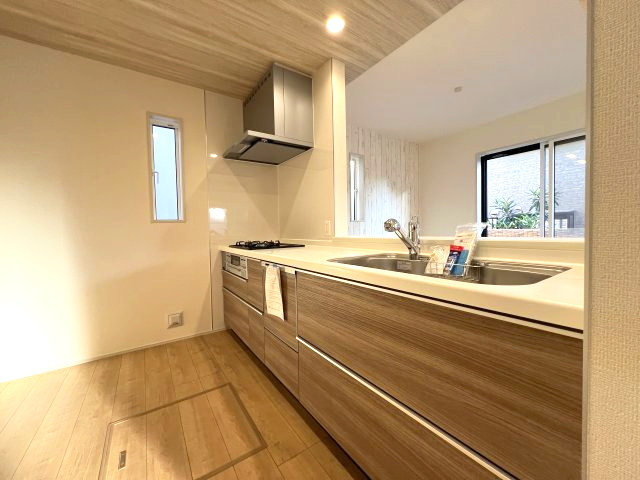 あきる野市引田　新築戸建全7棟のキッチン|キッチンスペースは家族並んで料理してもゆとりのある広さです♪