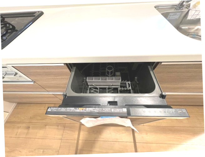 あきる野市引田　新築戸建全7棟のキッチン|食後の洗い物は食器洗い乾燥機にお任せ。家族団らんの時間が充実します。