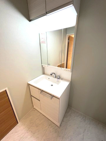 あきる野市引田　新築戸建全7棟の独立洗面台|身だしなみを整えやすく、収納たっぷりの三面鏡付洗面化粧台☆