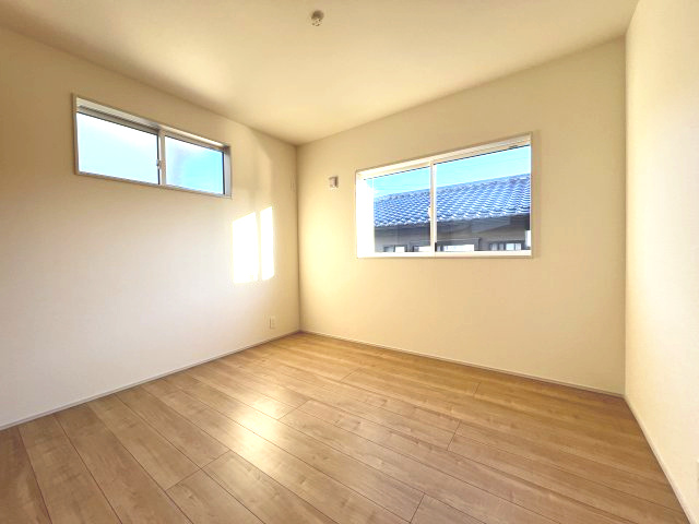あきる野市引田　新築戸建全7棟の洋室|【洋室2】5.25帖　二面採光を確保した明るいお部屋です☆