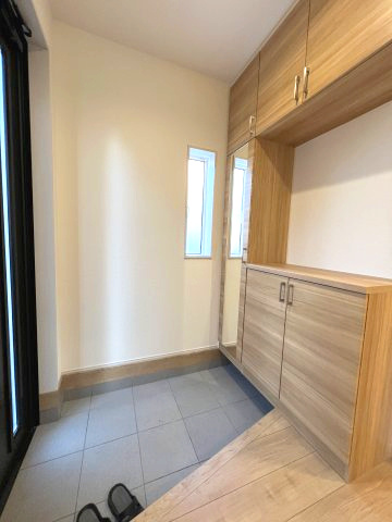 あきる野市引田　新築戸建全7棟の玄関|お出かけ前の身だしなみチェックに便利な全身ミラー付き☆