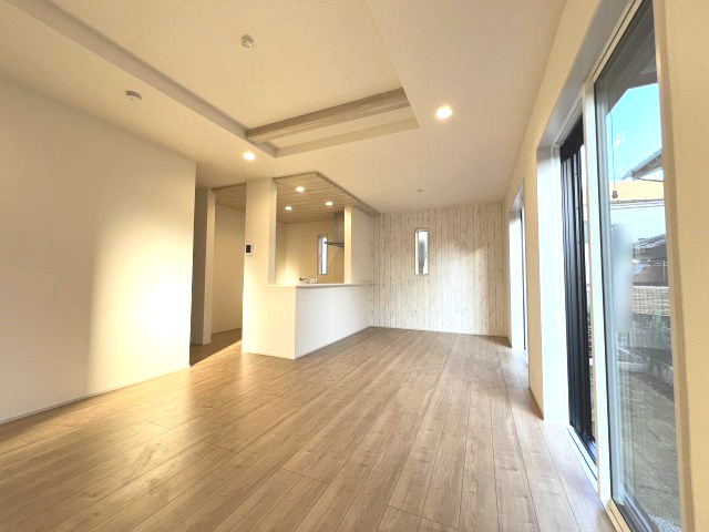 あきる野市引田　新築戸建全7棟の居間・リビング|インテリアの映える広々としたリビング。室内明るく、ゆったり快適に過ごせます♪