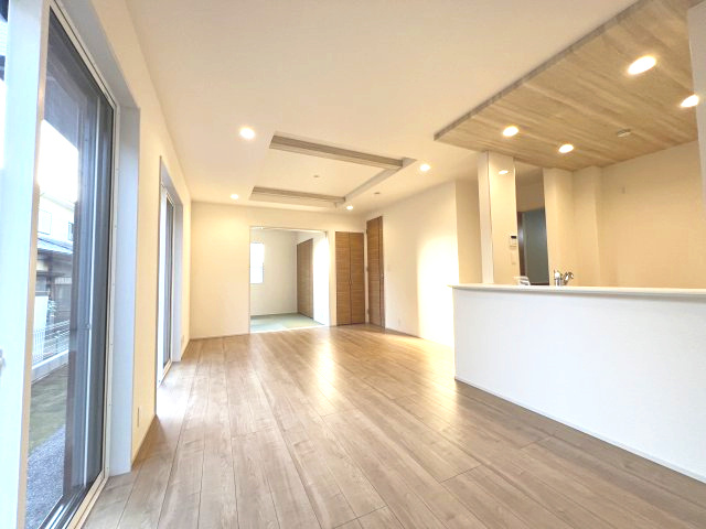 あきる野市引田　新築戸建全7棟の居間・リビング|折り上げ天井でリビングがより開放的な空間となります☆家族団らんの時間を快適にお過ごしいただけます。