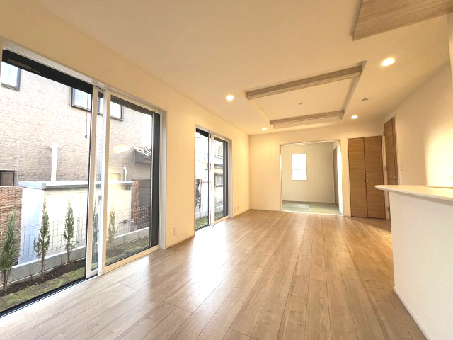 あきる野市引田　新築戸建全7棟の居間・リビング|たっぷりの陽光と心地よい風が舞い込むリビング。