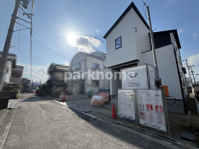 土佐市高岡町乙-1棟 1- 新築戸建ての前面道路含む現地写真|2025.11下旬