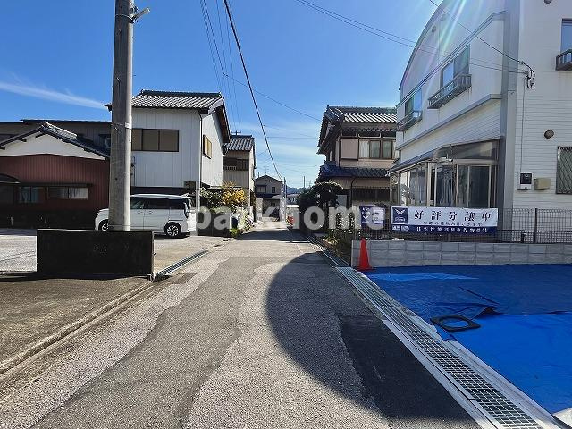 土佐市高岡町乙-1棟 1- 新築戸建ての前面道路含む現地写真