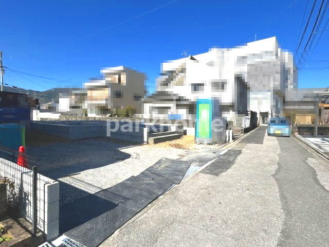土佐市高岡町乙-1棟 1- 新築戸建ての前面道路含む現地写真