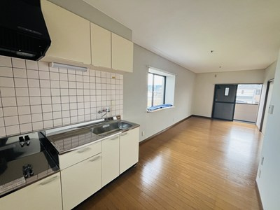 グランドシャトーKANOの居間・リビング|こちらの居間で趣味の時間をお楽しみください