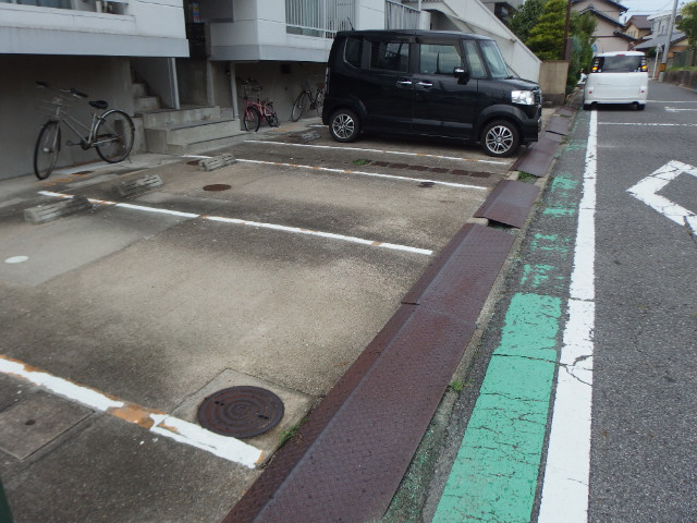 サンパークハイツの駐車場