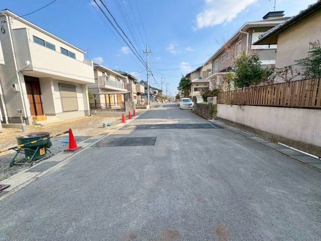 草津市平井6丁目1号棟　新築戸建ての前面道路含む現地写真