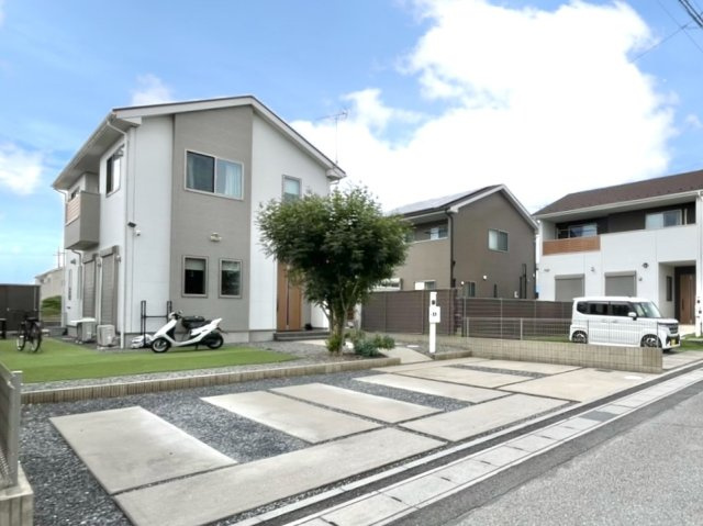 【中古戸建】邑楽郡大泉町大字寄木戸の外観|■外観｜特徴のある個性的な住まいと美しい街並み、そして住みやすい環境を、ぜひ現地でご覧になりませんか。お気軽にお問合せください(^^)  
