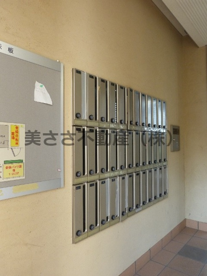 【その他共用部分】 | エストライフ八王子 | 集合ポスト。暗証番号のダイヤル式です。