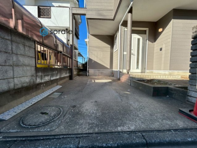 川越市下広谷　中古戸建の前面道路含む現地写真|令和7年11月28日撮影。
