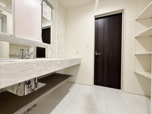 練馬区大泉学園町6丁目 限定1棟の独立洗面台|洗面室にはリネンや着替えのストックに便利なリネン庫を設けてます