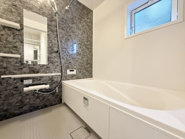 練馬区大泉学園町6丁目 限定1棟の浴室|一坪タイプの浴室は雨の日のお洗濯や寒い冬場の入浴に便利な浴室換気乾燥機付きです