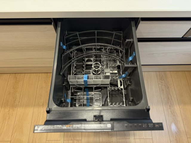 練馬区大泉学園町6丁目 限定1棟のキッチン|食後の片づけに便利な食器洗乾燥機が標準装備です 時間が有効活用でき、節水にもなります