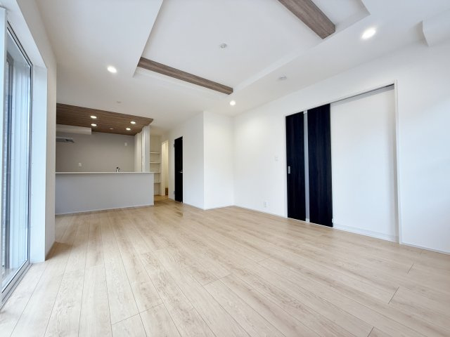 練馬区大泉学園町6丁目 限定1棟の居間・リビング|広々LDK19.25帖　折り上げ天井につき開放感な空間を演出します