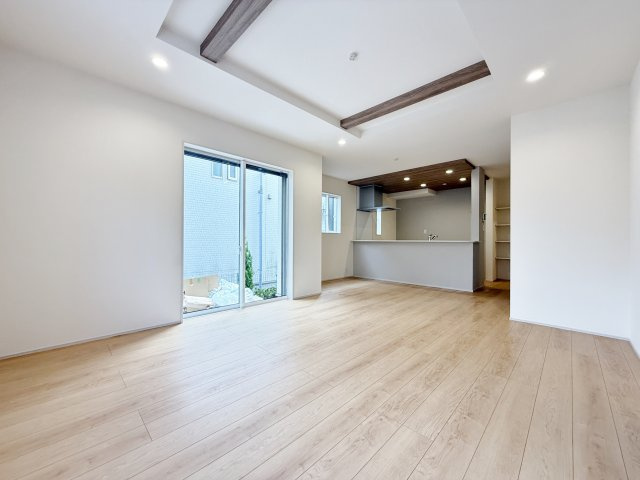 練馬区大泉学園町6丁目 限定1棟の居間・リビング|広々LDK19.25帖　折り上げ天井につき開放感な空間を演出します