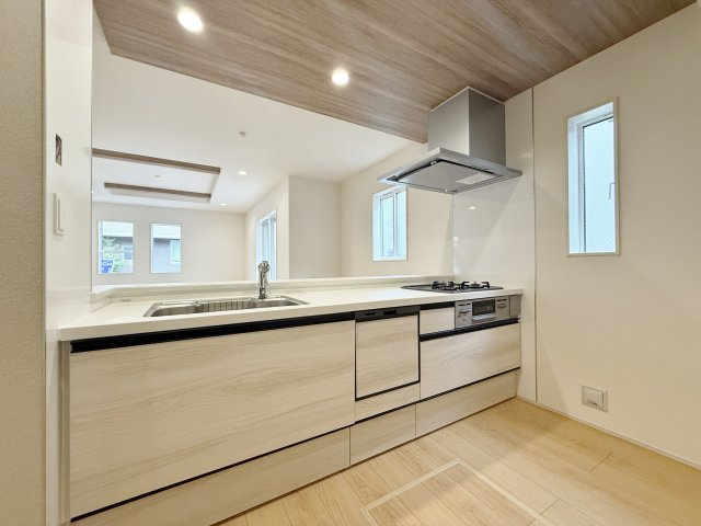 練馬区大泉学園町6丁目 限定1棟のキッチン|人気の対面式キッチンには食洗機を標準装備です　飲料水やお米等の置き場所として便利なパントリーがございます