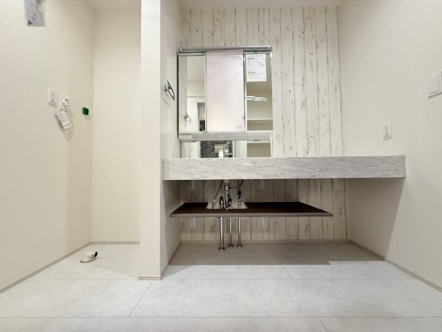 練馬区大泉学園町6丁目 限定1棟の独立洗面台|使いやすい三面鏡の洗面台
鏡裏やオープンキャビネットなど収納スペースもしっかり設けているので水回りをキレイにお使いいただけます