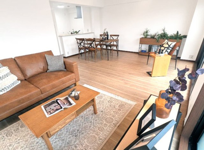 【居間・リビング】 | パデシオン宇治三室戸 | 広いスペースのお蔭で、リビングとダイニングがしっかり離れていて余裕のある生活。