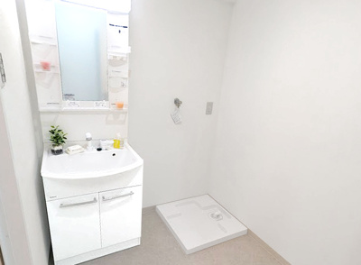 【独立洗面台】 | パデシオン宇治三室戸 | 洗面化粧台は新調しています。シャンプーが出来るタイプで忙しい朝でも洗面台で髪を洗えます。