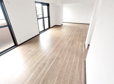 【洋室】 | パデシオン宇治三室戸 | 《角住居》ですので、こちらの洋室も掃き出し窓がありバルコニーに出られます。お部屋にもバルコニーがあるの嬉しいですね。