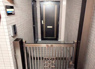 【玄関】 | パデシオン宇治三室戸 | 玄関は門扉付きポーチスペースがあり安心ですね。日々の暮らしはオートロックでセキュリティは安心。