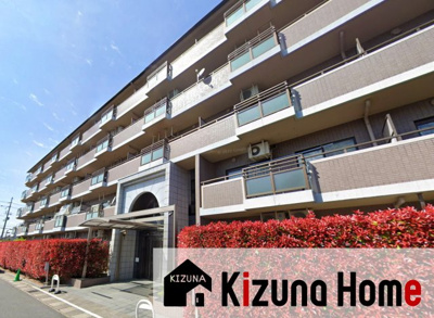 【外観】 | パデシオン宇治三室戸 | こちらのマンションは徒歩5分以内にスーパー・コンビニ・銀行・総合病院など生活に必要な施設があり大変便利でありながら、世界遺産平等院が徒歩圏内にある贅沢なエリアです。