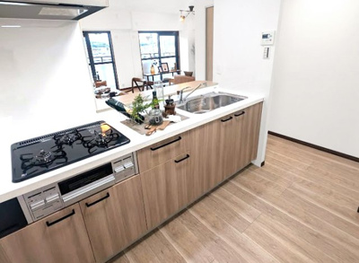 【キッチン】 | パデシオン宇治三室戸 | 対面式のキッチンでLDKのご家族と会話を楽しみながら食事の支度が出来ます。システムキッチンは新調していますので気持ちよくお使い頂けます。