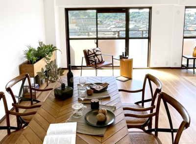 【居間・リビング】 | パデシオン宇治三室戸 | 広いLDKは21.7帖もあり、ダイニングスペースとリビングスペースをきっちり分けられます。