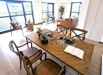 【居間・リビング】 | パデシオン宇治三室戸 | 《角住居》につき2面採光で、バルコニーも2面にあり快適な室内空間です。実際に現地をご覧下さい！