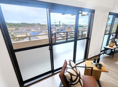 【居間・リビング】 | パデシオン宇治三室戸 | 南側に大きな窓がたくさん並び、マンションならではの景色がお部屋から見えます。