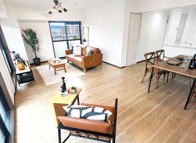 【居間・リビング】 | パデシオン宇治三室戸 | リビングにも収納があり助かります。広いリビングには家族が自然と集まり、笑顔あふれる日々が送れるでしょう。