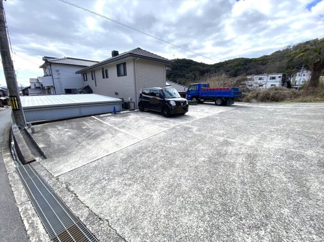 アルヴェールCの駐車場