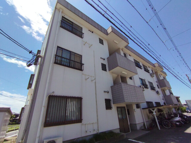 パインフラットマンションの駐車場