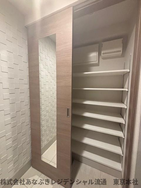 グローリオコンフォート東京菊川 のその他共用部分|玄関のシューズクローゼットはスライド式で開け閉めに困りません！