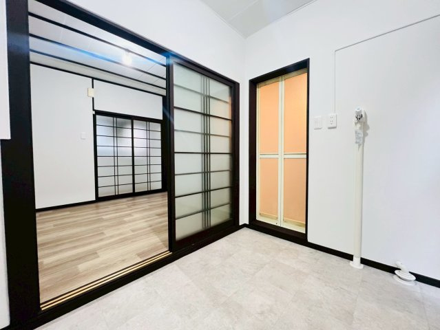 月見山本町１丁目テラスハウスの居間・リビング