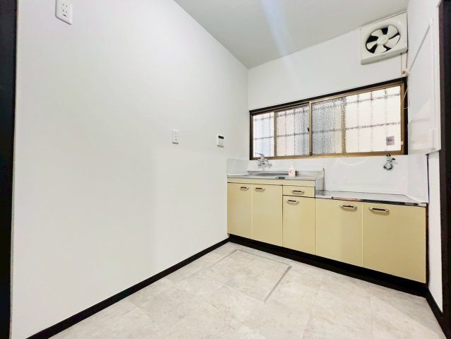 月見山本町１丁目テラスハウスの居間・リビング