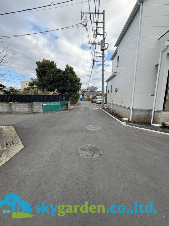 茅ヶ崎市円蔵2期　新築戸建　全5棟5号棟の前面道路含む現地写真
