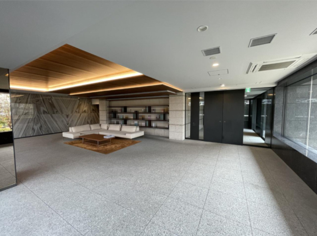 デュオヒルズ京都桂川の駐車場|休憩スペースのあるエントランスは広々としております。