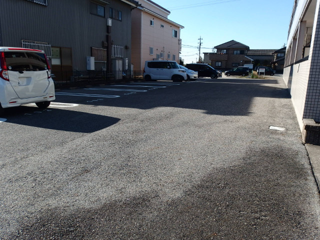 ネオハイツみゆきの駐車場