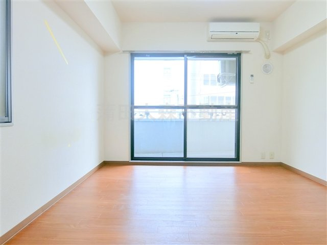 ライブ西蒲田の居間・リビング|南向きバルコニー角部屋の1K洋室6帖