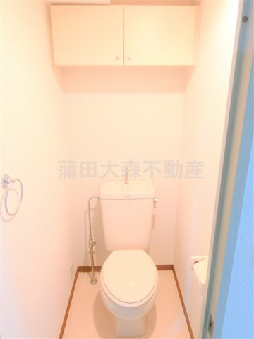 ライブ西蒲田のトイレ|棚収納付のトイレ