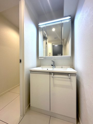 キャスティ上板橋の独立洗面台|明るい洗面スペースは、使いやすさを徹底的に追求した設計です。忙しい朝も快適に自然と笑顔がこぼれる心地よいひとときを叶えます。毎日の身支度がスムーズに整う、家族みんなに優しい空間です。