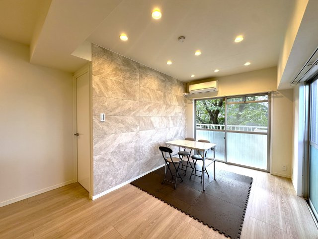 キャスティ上板橋の居間・リビング|窓からこぼれる光に包まれたリビングは、空間のゆとりと心地よさを感じる特別な場所。朝のコーヒーも、家族との何気ない会話も、この空間にいるだけで豊かに感じられる──そんな、暮らしの中心がここにあります。