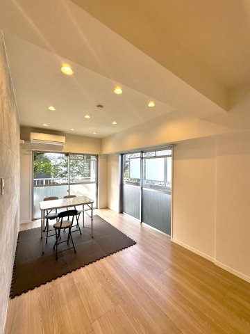 キャスティ上板橋の居間・リビング|空間の広がりと柔らかな採光に包まれたリビングダイニング。毎日の暮らしに“ちょっと特別”を感じさせてくれる、住まいの中心となる空間です。