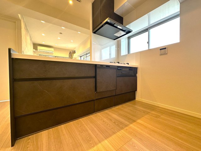 キャスティ上板橋のキッチン|陽光に包まれたキッチンは、使うたびに心が弾むような特別な空間。道具に触れる感触や、湯気がふわりと立ちのぼる瞬間までもが、暮らしの中の小さな喜びになります。毎日の調理が、やさしい時間へと変わる場所です。